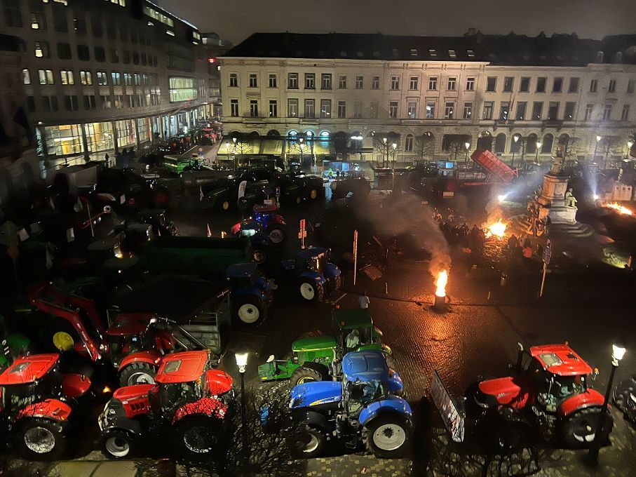 Si Fa Spesso Attendere Dagli Agricoltori "L’Europa si difende dagli agricoltori con il filo spinato"